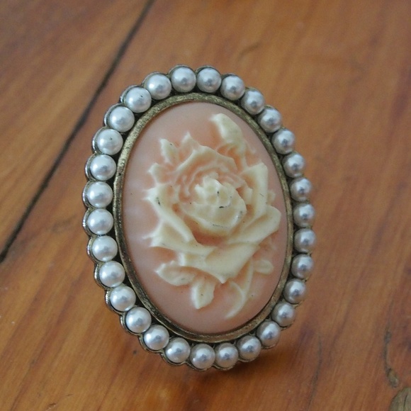 Vintage Jewelry - Vintage Floral Cameo Statement Ring Faux Pearls